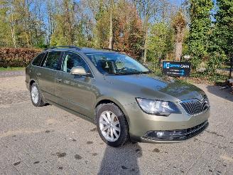 Vaurioauto  passenger cars Skoda Superb 1.6 TDI 77KW Pano Airco Navi 2015/1