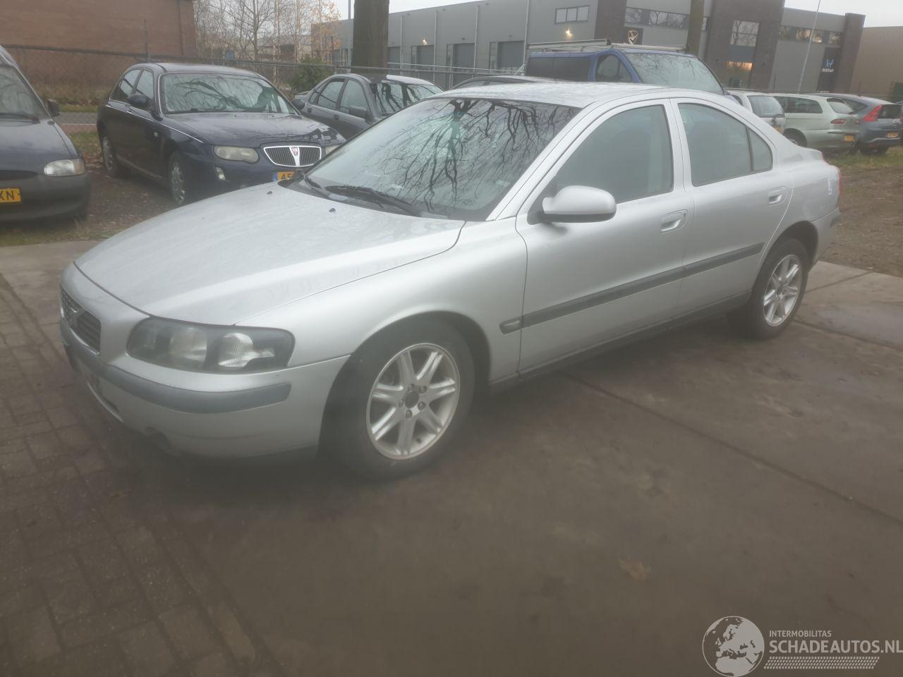 Volvo S-60 