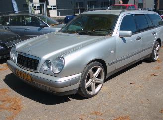 skadebil auto Mercedes E-klasse 240 classic 1998/1