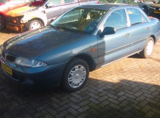 uszkodzony samochody osobowe Mitsubishi Carisma  1997/1