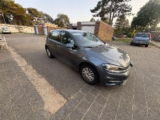 krockskadad bil auto Volkswagen Golf 1.0 TSI 110PK 6-bak NAVI /CLIMA/CARPLAY/LED 2017/9