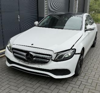 Damaged car Mercedes E-klasse LED / CAMERA / NAVIGATIE / AMG VELGEN VOLLEDIG RIJDBAAR 2016/9