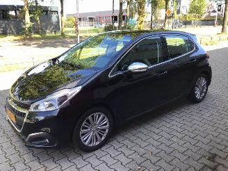krockskadad bil auto Peugeot 208 1.2 puretech blue lease executive met lichte schade weinig km 2017/7