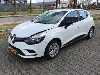 Coche accidentado Renault Clio 1.5 DCI ecoleader life met zeer lichte schade 2017/8