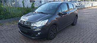 Schadeauto Citroën C3 1.2 Benzine 82pk Airconditioning CruiseControl Leren-Stuurwiel Mistlampen Led-Dagrijverlichting 4x elektrische ruiten Radio Multikleuren display MirrorLink Apple CarPlay mistlampen Parkeersensoren 2016/6