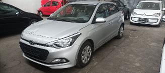 Damaged car Hyundai I-20 Bj:03-2015 1.2-16v benzine Airco Elektrische ramen Elektrische-spiegels centrale vergrendeling met afstandsbediening 2015/3