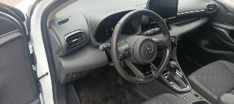 Toyota Yaris Bj:11-2024 1.5-Hybrid Facelift Full-Led Digitaal Cockpit Climatecontrol CruiseControl Stoelverwarming stuurwiel met verwarming Keyless entry Apple CarPlay Achteruitrijcamera automatische dimmende binnenspiegel Lichtautomaat met Assistent 4xelektrische ram picture 20
