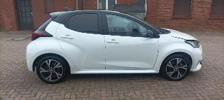 Toyota Yaris Bj:11-2024 1.5-Hybrid Facelift Full-Led Digitaal Cockpit Climatecontrol CruiseControl Stoelverwarming stuurwiel met verwarming Keyless entry Apple CarPlay Achteruitrijcamera automatische dimmende binnenspiegel Lichtautomaat met Assistent 4xelektrische ram picture 9