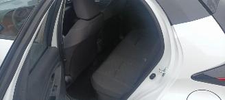 Toyota Yaris Bj:11-2024 1.5-Hybrid Facelift Full-Led Digitaal Cockpit Climatecontrol CruiseControl Stoelverwarming stuurwiel met verwarming Keyless entry Apple CarPlay Achteruitrijcamera automatische dimmende binnenspiegel Lichtautomaat met Assistent 4xelektrische ram picture 24