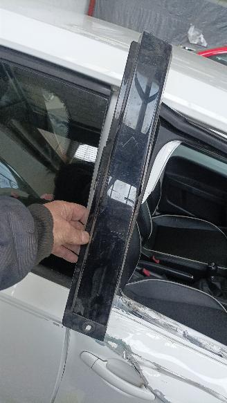 Volkswagen  Bj: 12-2013 1.0-Mpi Move Airconditioning stoelverwarming Elektrische ramen Leder stoelen picture 22