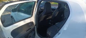 Volkswagen  Bj: 12-2013 1.0-Mpi Move Airconditioning stoelverwarming Elektrische ramen Leder stoelen picture 14