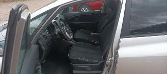 Kia Venga Bj: 8-2013 1.6-DOHC Automaat Dream Team Stoelverwarming Lichtautomaat Privacyglas Climatecontrol 4xElek ramen Elektrische-spiegels met inklap stand Parkeersensoren achter Trekhaak Mistlampen 16-inch Kia velgen Keyless entry picture 12