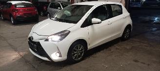 Auto incidentate Toyota Yaris Facelift model Edition 1.5VVTI-E Airconditioning stoelverwarming Multicolor Display Met Navi voorbereiding Achteruitrijcamera Regensensor Licht assistent Drivelane assistent Leren multi stuurwiel Mistlampen 15-inch Toyota velgen 2017/10
