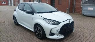 Toyota Yaris Bj:11-2024 Black& White Edition 1.5-Hybrid Climatecontrol CruiseControl Stoelverwarming Lichtautomaat Privacyglas Full-Led koplampen Apple Car Android Systeem Inductie laadstation Stuurwiel met verwarming Achteruitrijcamera 4xelek ramen picture 12