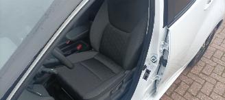 Toyota Yaris Bj:11-2024 Facelift hybrid Digitaal Cockpit full-Led Climatecontrol CruiseControl Stoelverwarming Lichtautomaat Privacyglas Apple CarPlay MirrorLink Achteruitrijcamera Bi-Color pearl metallic picture 15