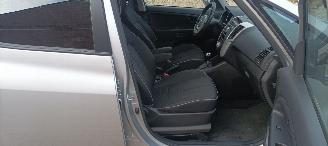 Kia Venga Bj:08-2013 1.6 Benzine Automaat Climatecontrol 4xElek ramen Elektrische-spiegels met verwarming Stoelverwarming Lichtautomaat Privacyglas armsteun voor en achter Keyless entry Parkeersensoren achter Trekhaak Mistlampen picture 16