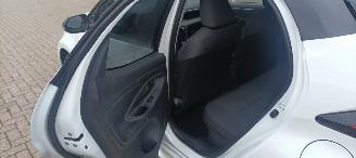 Toyota Yaris Hybrid 1.5- Automatik Climatecontrol Digital Cockpit full-Led CruiseControl Apple CarPlay MirrorLink Achteruitrijcamera Bi-Color Platinum Pearl picture 15