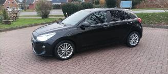 Coche accidentado Kia Rio 1.4-DOHC Automatik Navi Climatecontrol Stoelverwarming Lichtautomaat Regensensor Led-Koplampen 4xelek ramen Elektrische-spiegels met verwarming Privacyglas Achteruitrijcamera Mistlampen 16-inch Kia velgen 2019/11