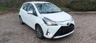  Toyota Yaris Facelift 1.5-Dual VVT-i 6-bak Airconditioning Navigatie voorbereiding Multi color Display Achteruitrijcamera Lichtautomaat Stoelverwarming 2017/10