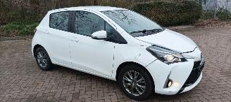 Toyota Yaris Facelift 10-2017 49000km 1.5-Dual VVT-I 112pk 6-bak Airconditioning Navigatie voorbereiding Multi color Display Achteruitrijcamera Lichtautomaat Stoelverwarming stuurwiel met radio Bediening elektrische ramen Elektrische-spiegels met verwarming Centrale v picture 3