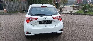 Toyota Yaris Facelift 10-2017 49000km 1.5-Dual VVT-I 112pk 6-bak Airconditioning Navigatie voorbereiding Multi color Display Achteruitrijcamera Lichtautomaat Stoelverwarming stuurwiel met radio Bediening elektrische ramen Elektrische-spiegels met verwarming Centrale v picture 7