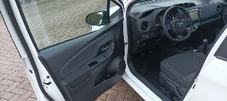 Toyota Yaris Facelift 10-2017 49000km 1.5-Dual VVT-I 112pk 6-bak Airconditioning Navigatie voorbereiding Multi color Display Achteruitrijcamera Lichtautomaat Stoelverwarming stuurwiel met radio Bediening elektrische ramen Elektrische-spiegels met verwarming Centrale v picture 22