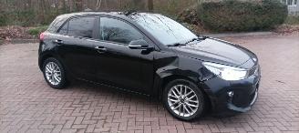 uszkodzony samochody osobowe Kia Rio Dream-Team 1.4 Benzine Automaat Navigatie Climatecontrol Stoelverwarming Lichtautomaat Privacyglas Stuurwiel met verwarming Achteruitrijcamera 2019/11
