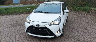 Schadeauto Toyota Yaris 1.5 Benzine 112pk Airconditioning Stoelverwarming Lichtautomaat Multi color Display met Achteruitrijcamera 2017/10
