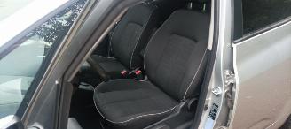 Kia Venga Dream-Team 1.6 Benzine Automaat Keyless entry Climatecontrol Stoelverwarming Lichtautomaat Privacyglas Parkeersensoren achter Trekhaak Mistlampen 16-inch Lichtmetalen velgen picture 11