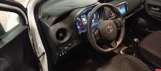 Toyota Yaris 1.5-Dual VVT-I 111pk 6-Versn Airconditioning stoelverwarming Multicolor Touchscreen Display met navi voorbereiding Achteruitrijcamera Mistlampen Toyota velgen Drivelane assistent Licht assistent picture 16