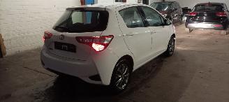 Toyota Yaris 1.5-Dual VVT-I 111pk 6-Versn Airconditioning stoelverwarming Multicolor Touchscreen Display met navi voorbereiding Achteruitrijcamera Mistlampen Toyota velgen Drivelane assistent Licht assistent picture 6