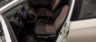 Toyota Yaris 1.5-Dual VVT-I 111pk 6-Versn Airconditioning stoelverwarming Multicolor Touchscreen Display met navi voorbereiding Achteruitrijcamera Mistlampen Toyota velgen Drivelane assistent Licht assistent picture 15