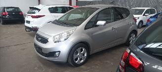 Kia Venga 1.6-16v Automatik Climatecontrol Keyless-entry Stoelverwarming Lichtautomaat Privacyglas armsteun voor en achter Trekhaak Mistlampen 16-inch Kia velgen picture 5