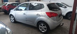 Kia Venga 1.6-16v Automatik Climatecontrol Keyless-entry Stoelverwarming Lichtautomaat Privacyglas armsteun voor en achter Trekhaak Mistlampen 16-inch Kia velgen picture 4