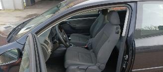 Volkswagen Golf 1.4-16v Climatecontrol CruiseControl Leren-Stuurwiel elektrische ramen Elektrische-spiegels met verwarming Centrale vergrendeling met afstandsbediening mistlampen Parkeersensoren achter Trekhaak picture 16