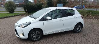 skadebil auto Toyota Yaris Facelift 1.5-VVT-i 111pk 6-bak Airconditioning stoelverwarming Multicolor Touchscreen Display Achteruitrijcamera Lichtautomaat Drivelane assistent leren multistuurwiel mistlampen 15 inch Toyota velgen 2017/10