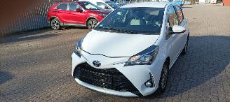 škoda osobní automobily Toyota Yaris Bj: 10-2017 1.5-vvt-i Airconditioning stoelverwarming Multicolor display Regensensor Lichtautomaat Drivelane assistent elektrische ramen Elektrische-spiegels met verwarming Achteruitrijcamera Mistlampen 15inch velgen 2017/10