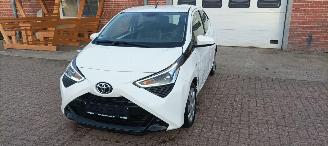 Voiture accidenté Toyota Aygo Facelift X-Play 1.0-VVT-i Airconditioning Led-Dagrijverlichting Led-Achterlichten Elektrische ramen Elektrische-spiegels centrale deurvergrendeling met afstandsbediening 2018/9