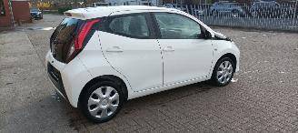 Toyota Aygo X-Play 1.0-VVT-i 72pk Airconditioning Led-Koplampen Led-Achterlichten Elektrische ramen Elektrische-spiegels met verwarming Centrale vergrendeling met afstandsbediening Abs Esp Leren Stuurwiel picture 3