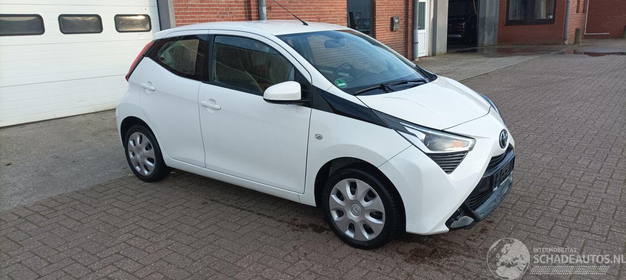 Toyota Aygo X-Play 1.0-VVT-i 72pk Airconditioning Led-Koplampen Led-Achterlichten Elektrische ramen Elektrische-spiegels met verwarming Centrale vergrendeling met afstandsbediening Abs Esp Leren Stuurwiel
