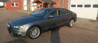 Coche accidentado Audi A5 Sportback 2.0-TDI Automatik Navi Xenon Led-Achterlichten Stoelverwarming Climatecontrol CruiseControl trekhaak 18-inch Audi velgen 2016/2