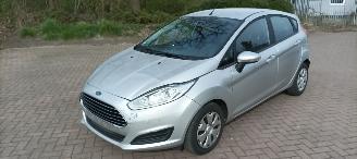 Damaged car Ford Fiesta 1.5-TDCI Airconditioning stoelverwarming Led verlichting Parkeersensoren voor & achter Leren Stuurwiel Radio usb Elektrische ramen Elektrische-spiegels met verwarming inklapbare buitenspiegels 2016/6