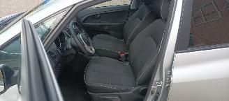 Kia Venga Dream team 1.6-Benzine Automaat Keyless-entry Climatecontrol Stoelverwarming Lichtautomaat Privacyglas leren stuurwiel mistlampen Parkeersensoren Trekhaak 16-inch Kia velgen picture 11