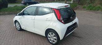 Toyota Aygo X-Play 1.0-VVT-i 72pk Airco Led koplampen Led achterlichten Elek-ramen elektrische buitenspiegels centrale deurvergrendeling met afstandsbediening Hoogglans buiten design Deelbare achterbank picture 7