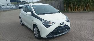 Toyota Aygo X-Play 1.0-VVT-i 72pk Airco Led koplampen Led achterlichten Elek-ramen elektrische buitenspiegels centrale deurvergrendeling met afstandsbediening Hoogglans buiten design Deelbare achterbank picture 1