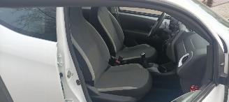 Toyota Aygo X-Play 1.0-VVT-i 72pk Airco Led koplampen Led achterlichten Elek-ramen elektrische buitenspiegels centrale deurvergrendeling met afstandsbediening Hoogglans buiten design Deelbare achterbank picture 17