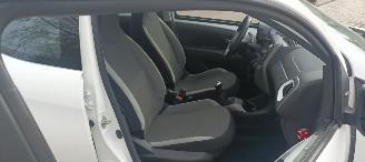 Toyota Aygo X-Play 1.0-VVT-i 72pk Airco Led koplampen Led achterlichten Elek-ramen elektrische buitenspiegels centrale deurvergrendeling met afstandsbediening Hoogglans buiten design Deelbare achterbank picture 18