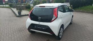 Toyota Aygo X-Play 1.0-VVT-i 72pk Airco Led koplampen Led achterlichten Elek-ramen elektrische buitenspiegels centrale deurvergrendeling met afstandsbediening Hoogglans buiten design Deelbare achterbank picture 5