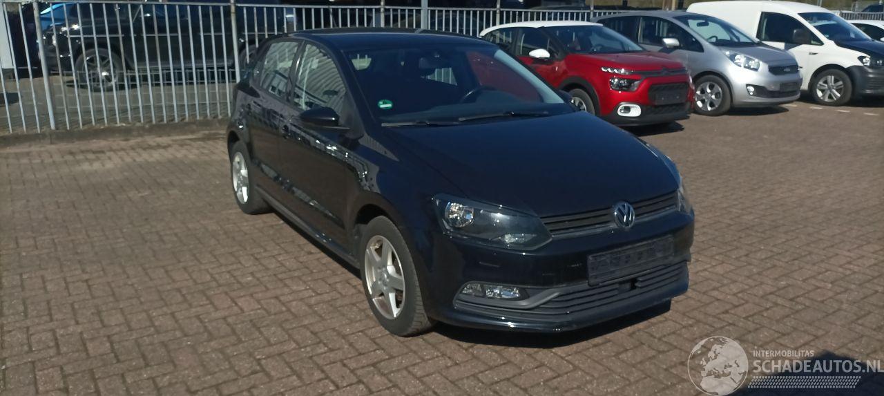 Volkswagen Polo 1.4-TDI 75pk euro-6 Climatecontrol Stoelverwarming Regensensor leren stuurwiel mistlampen Elektrische ramen Elektrische-spiegels met verwarming Centrale vergrendeling met afstandsbediening Start-Stop systeem 15-inch velgen Front radar assistent