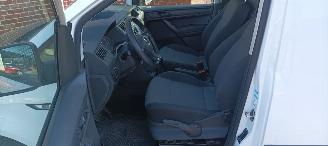 Volkswagen Caddy 2.0-TDI Euro6 75pk Airco Start stop systeem Elektrische ramen Elektrische-spiegels met verwarming Centrale vergrendeling met afstandsbediening Stoffen bekleding Tussenwand met glas Achteruitrijspiegel Laadvloer orgineel vw hout Antislip rubberen mat in  l picture 17